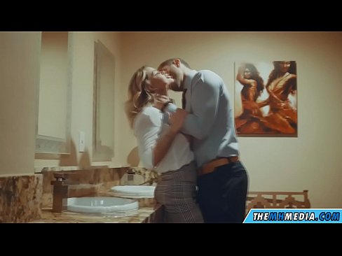 ❤️ Том биетэй шаргал үст таныг нийтийн бие засах газар уруу татах үед ❌ Зовх видео манайд ❌️❤